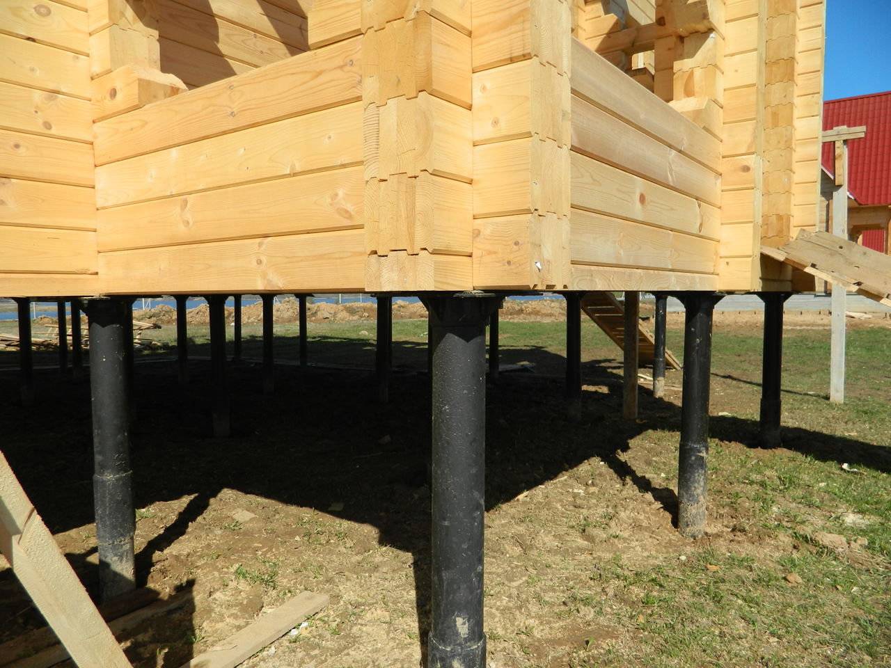 Свайный фундамент под дом из бруса: устройство и порядок строительства