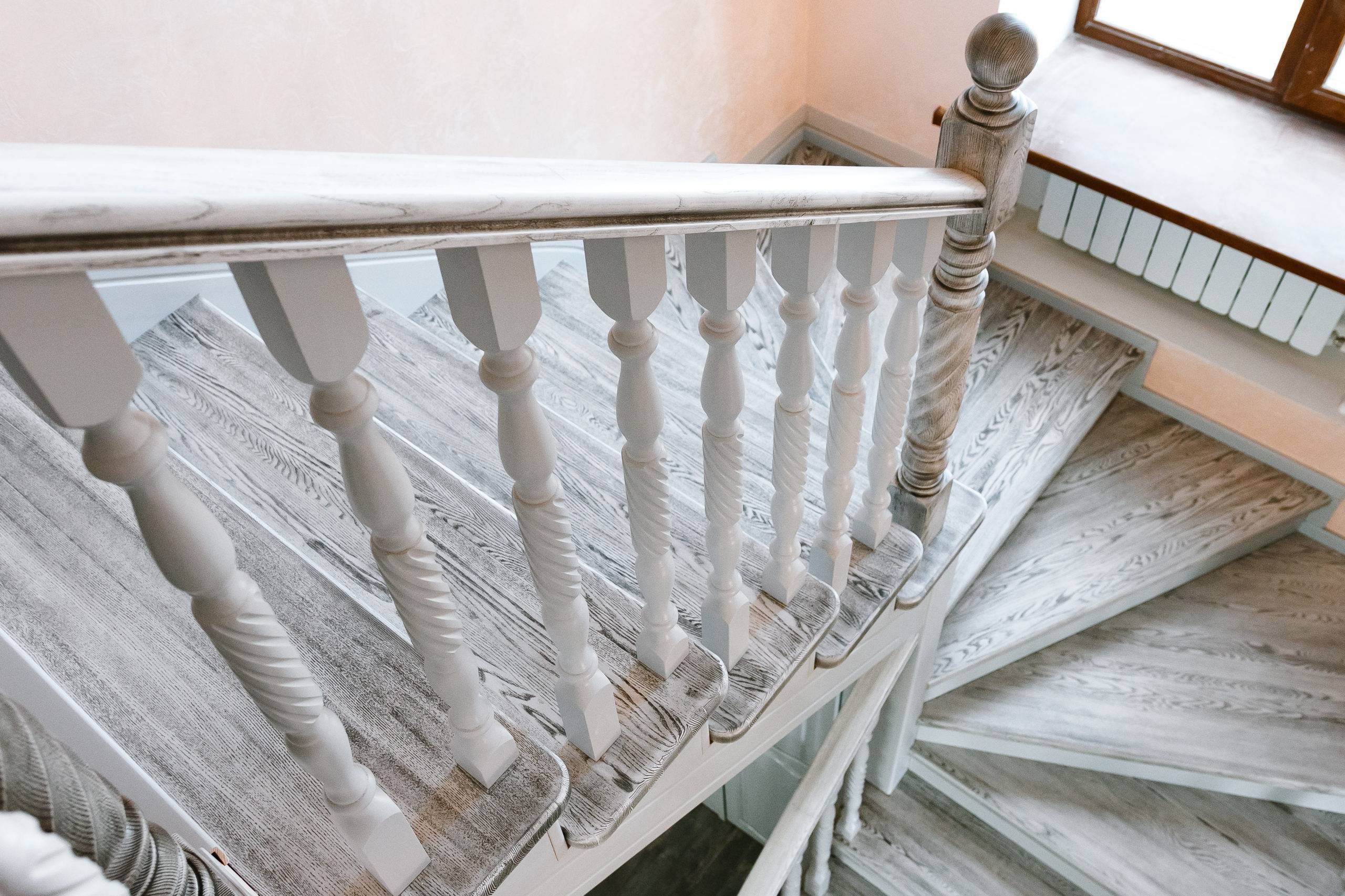 Покраска деревянной лестницы: процесс работы и выбор материалов