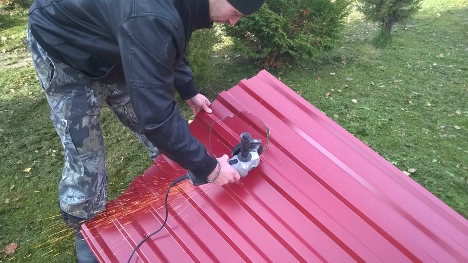 Как правильно покрыть крышу профнастилом своими руками - инструкция
