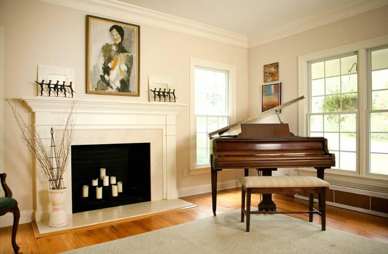 Дизайн гостиных с пианино и роялем — особенности смещения акцентов и примеры декорирования (91 фото + видео)