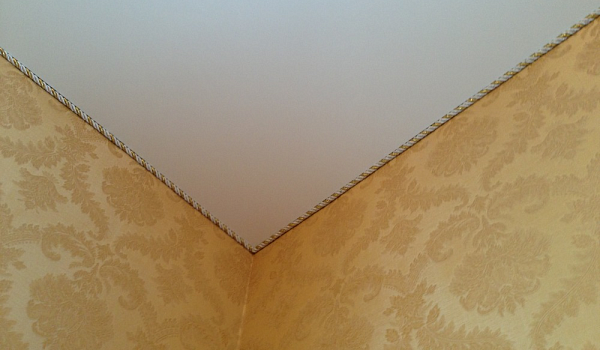 Канат вместо плинтуса на потолок: чем заменить, идеи и что использовать в современном интерьере