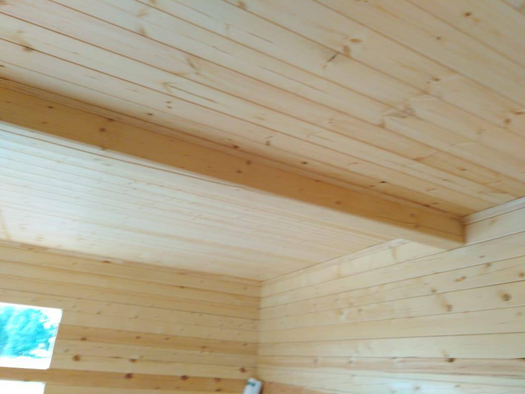 Подшивка потолка: по деревянным балкам, доской, фанерой, с утеплителем, в одноэтажном доме, видео
