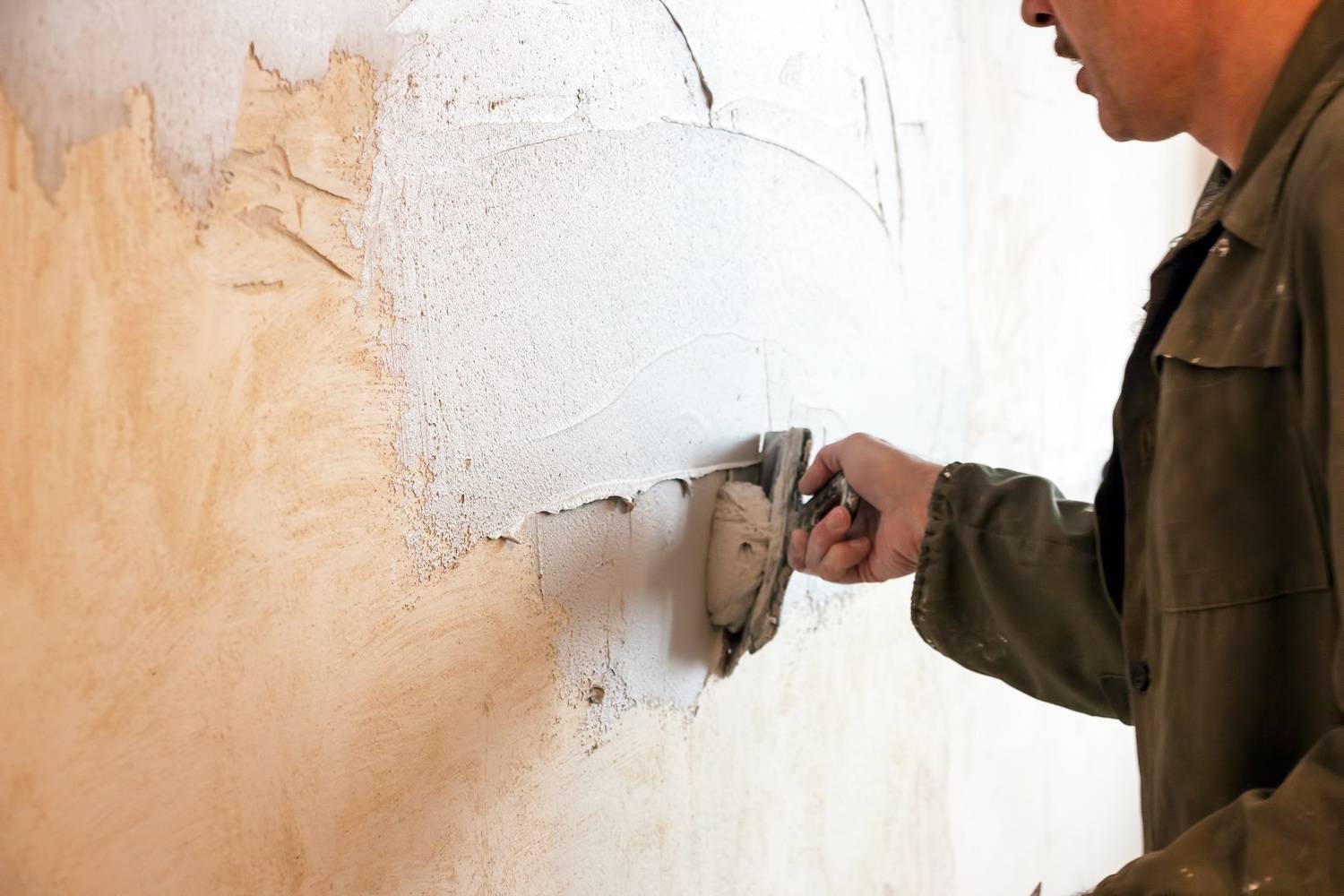 Как выровнять стены в квартире под обои своими руками – как выбрать материал