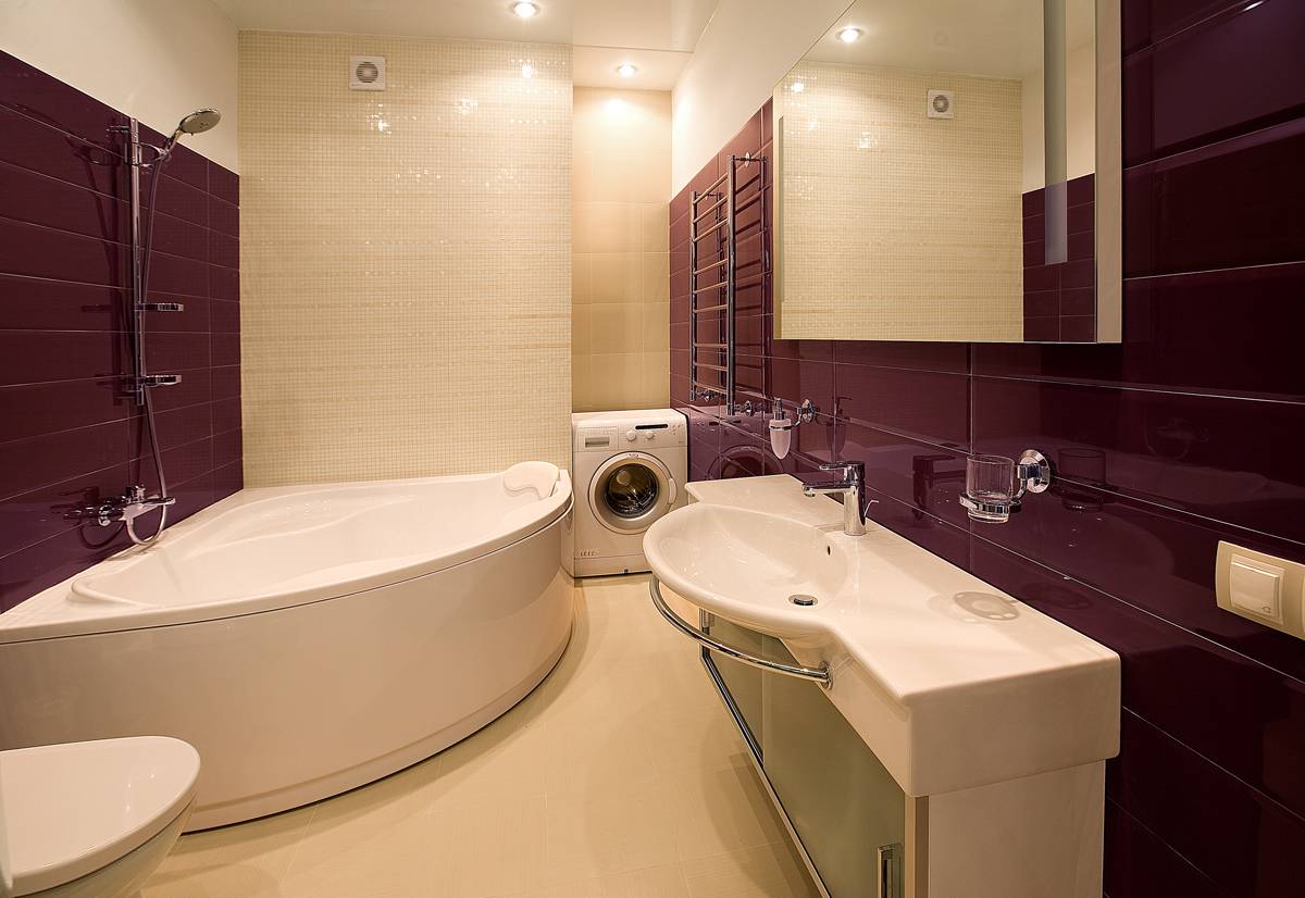 Дизайн ванной комнаты с угловой ванной: интерьер с прозрачной стенкой, фото