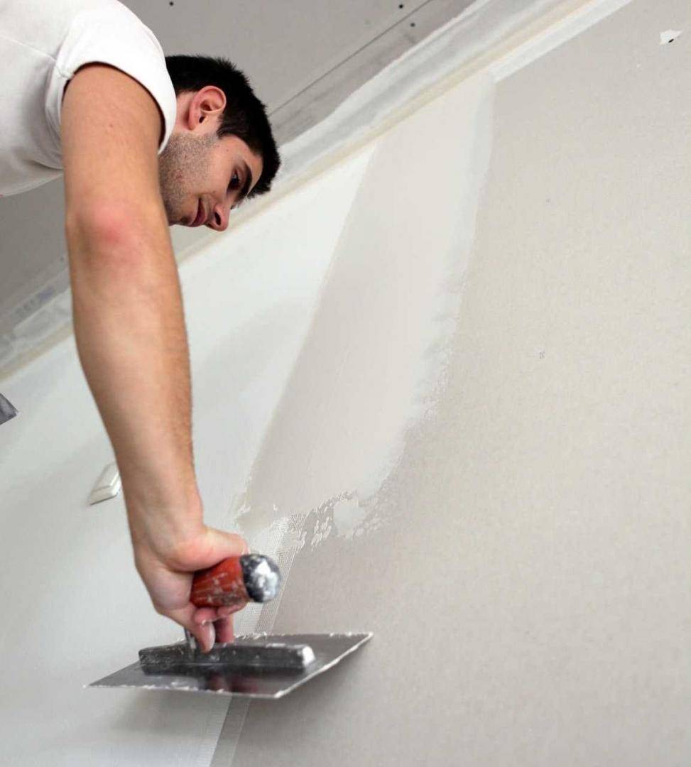 Как шпаклевать потолок из гипсокартона? как правильно выбрать смесь под покраску гипсокартонного покрытия
