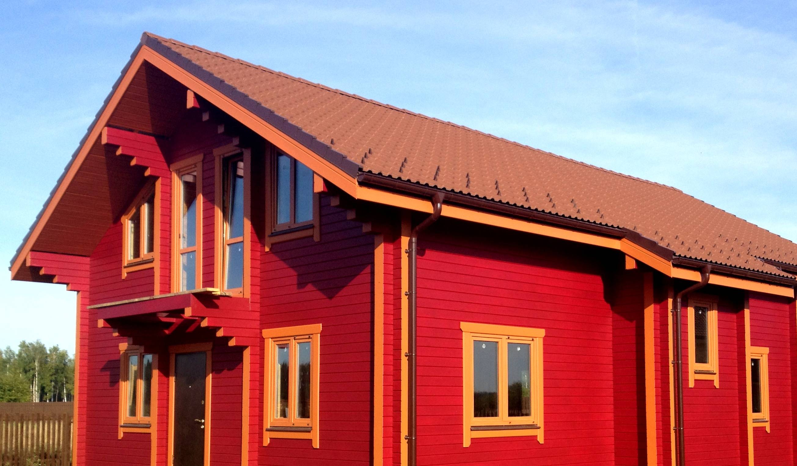 В какой цвет покрасить фасад дома снаружи, если крыша зеленая, коричневая или синяя
 - 23 фото