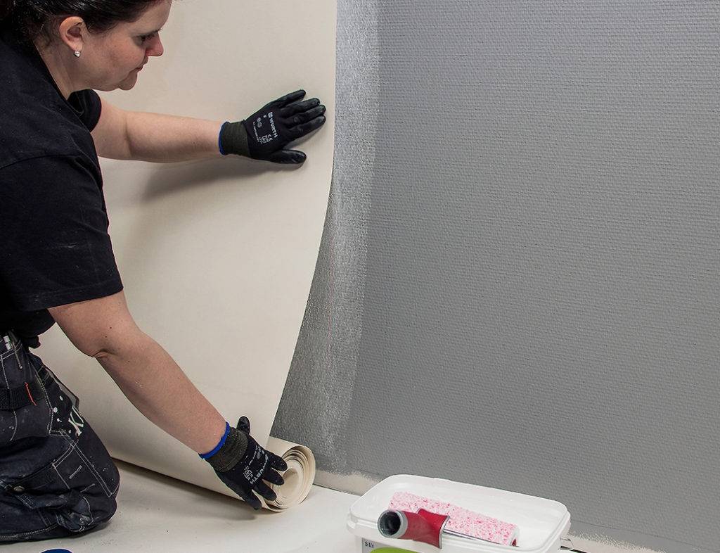 Как поклеить стеклообои на стены и как их покрасить?