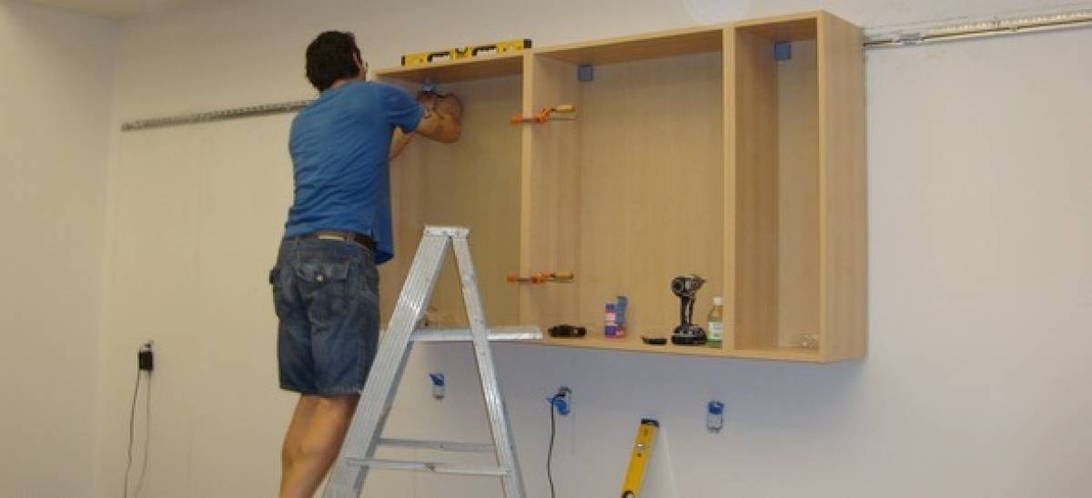Как повесить кухонные шкафы на стену: способы креплений, монтаж