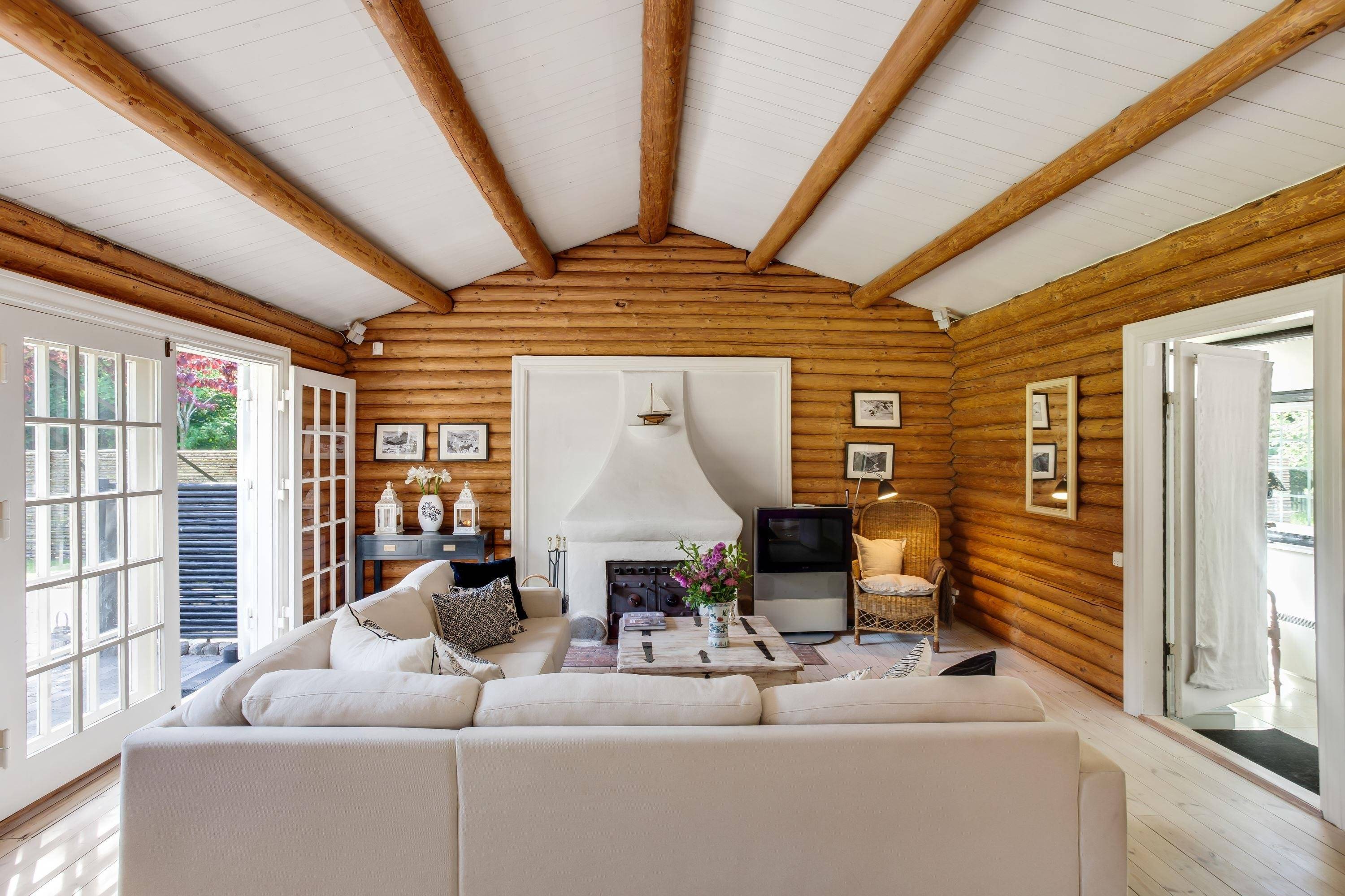 Чем обшить потолок в деревянном доме: брус, материалы и фото