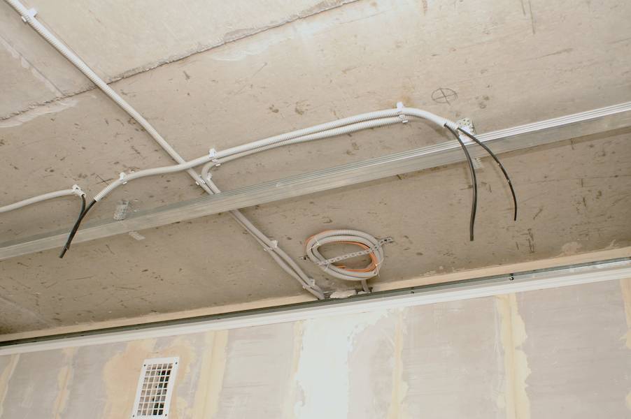 Как установить точечный светильник в натяжной потолок.