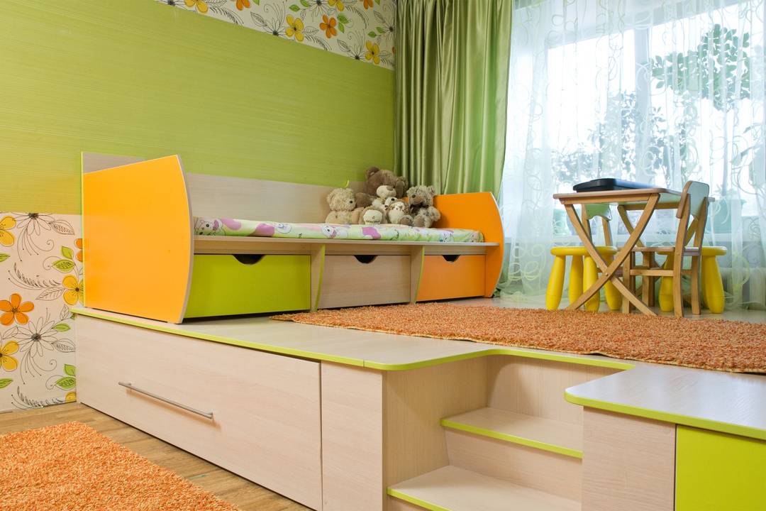 Кровать-подиум: разновидности, с ящиками для детей, расположение в интерьере, у окна, в маленькой спальне или однокомнатной квартире